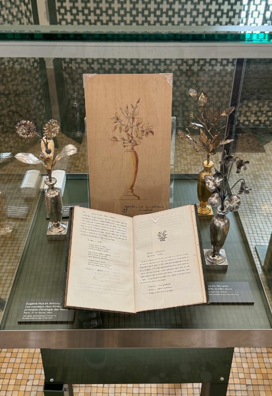 Vitrine « Les fleurs remises au concours des Jeux Floraux », exposition « Troubadours, langue d’oc et Jeux Floraux » à la Bibliothèque d’Etude et du Patrimoine, 2024